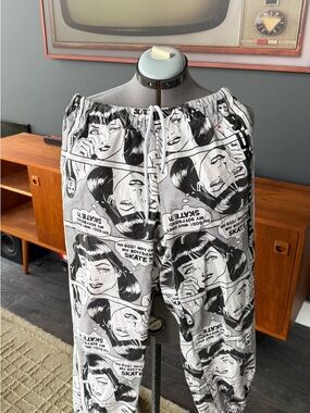 Supreme Black & White Graphic Elastic Waist Shorts with Red Logo